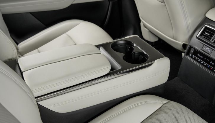 Mazda CX-80 2024: motori, allestimenti e prezzi - Foto 107 di 120