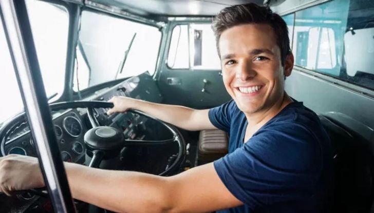 Patente C camion: requisiti, esame e costi nel 2024 - Foto 3 di 13