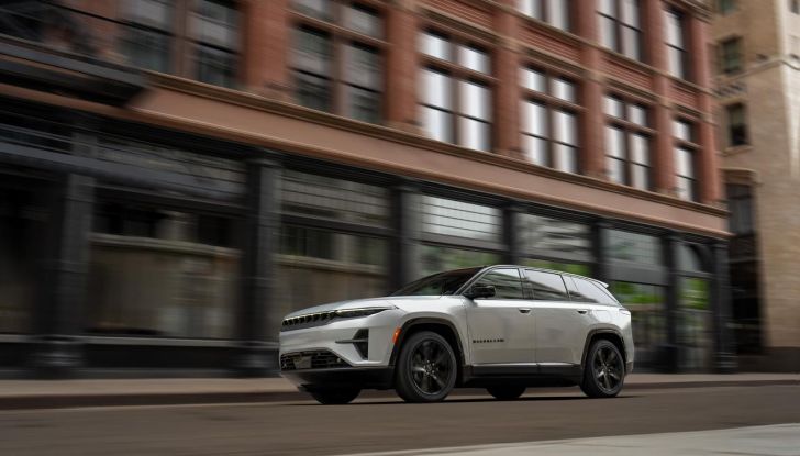 Nuova Jeep Wagoneer S: caratteristiche, design, abitacolo, prestazioni e autonomia - Foto 17 di 74