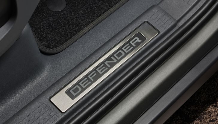 Land Rover Defender 2025: caratteristiche, design, abitacolo, motori e pacchetti - Foto 31 di 119