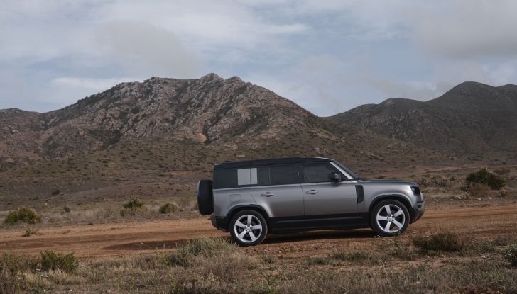Land Rover Defender 2025: caratteristiche, design, abitacolo, motori e pacchetti - Foto 34 di 119