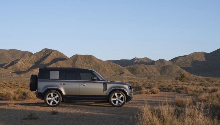 Land Rover Defender 2025: caratteristiche, design, abitacolo, motori e pacchetti - Foto 35 di 119