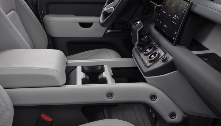 Land Rover Defender 2025: caratteristiche, design, abitacolo, motori e pacchetti - Foto 22 di 119