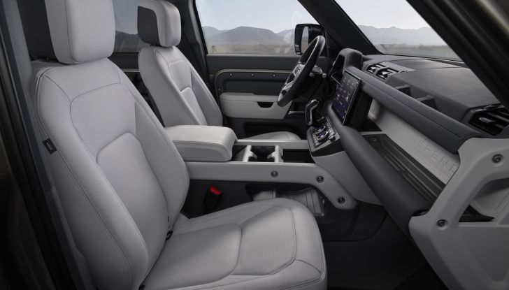 Land Rover Defender 2025: caratteristiche, design, abitacolo, motori e pacchetti - Foto 24 di 119