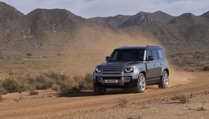 Land Rover Defender 2025: caratteristiche, design, abitacolo, motori e pacchetti - Foto 1 di 119
