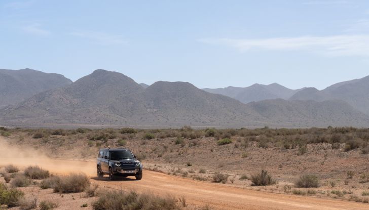 Land Rover Defender 2025: caratteristiche, design, abitacolo, motori e pacchetti - Foto 55 di 119