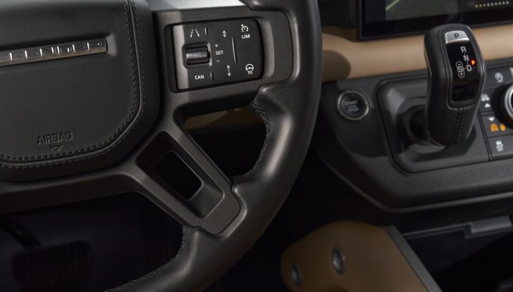 Land Rover Defender 2025: caratteristiche, design, abitacolo, motori e pacchetti - Foto 56 di 119
