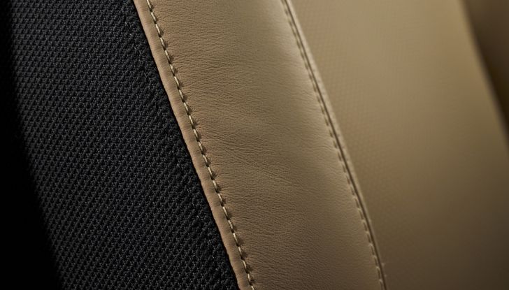 Land Rover Defender 2025: caratteristiche, design, abitacolo, motori e pacchetti - Foto 61 di 119