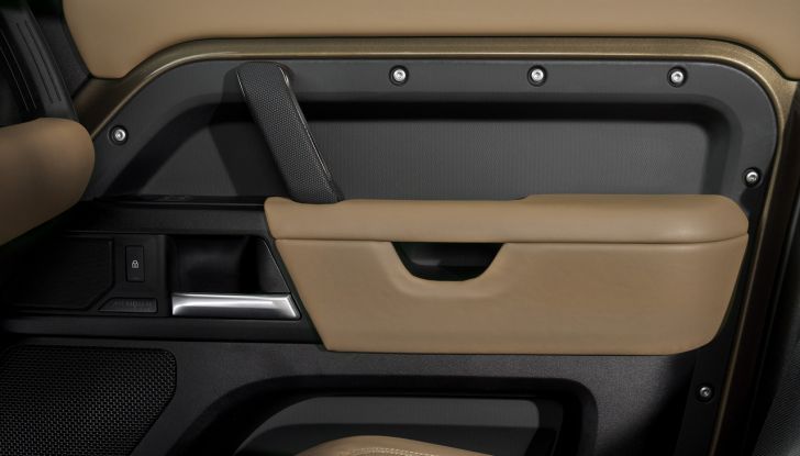 Land Rover Defender 2025: caratteristiche, design, abitacolo, motori e pacchetti - Foto 67 di 119
