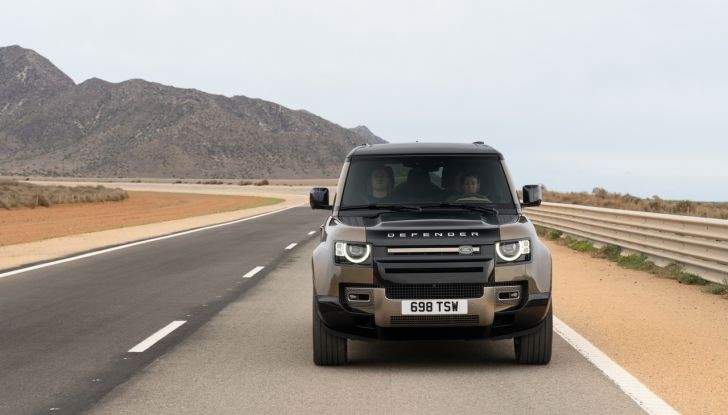 Land Rover Defender 2025: caratteristiche, design, abitacolo, motori e pacchetti - Foto 45 di 119
