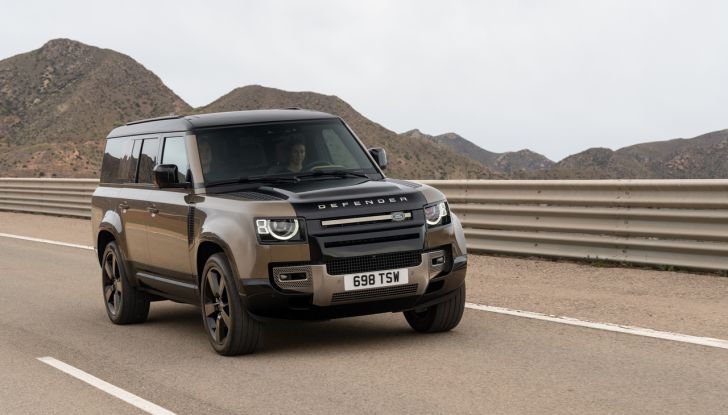 Land Rover Defender 2025: caratteristiche, design, abitacolo, motori e pacchetti - Foto 49 di 119