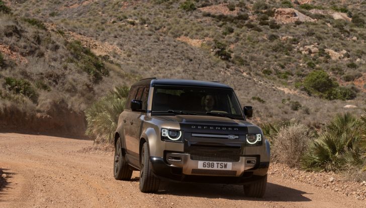Land Rover Defender 2025: caratteristiche, design, abitacolo, motori e pacchetti - Foto 50 di 119