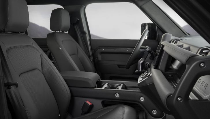 Land Rover Defender 2025: caratteristiche, design, abitacolo, motori e pacchetti - Foto 69 di 119