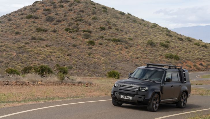 Land Rover Defender 2025: caratteristiche, design, abitacolo, motori e pacchetti - Foto 81 di 119