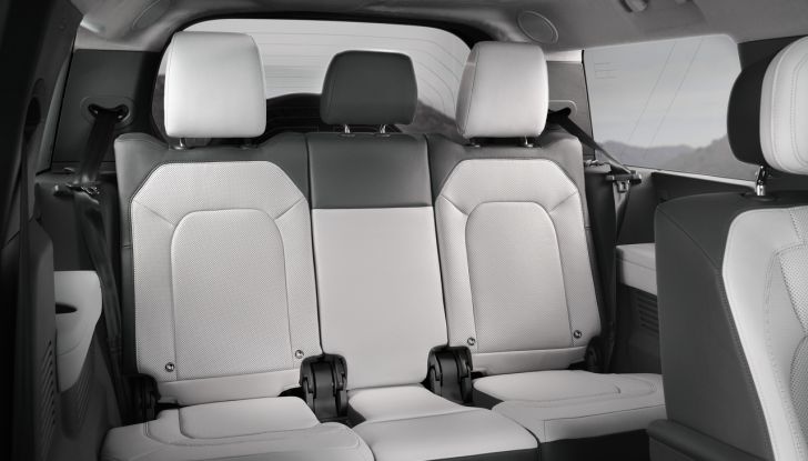 Land Rover Defender 2025: caratteristiche, design, abitacolo, motori e pacchetti - Foto 94 di 119