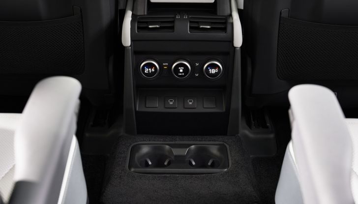 Land Rover Defender 2025: caratteristiche, design, abitacolo, motori e pacchetti - Foto 96 di 119