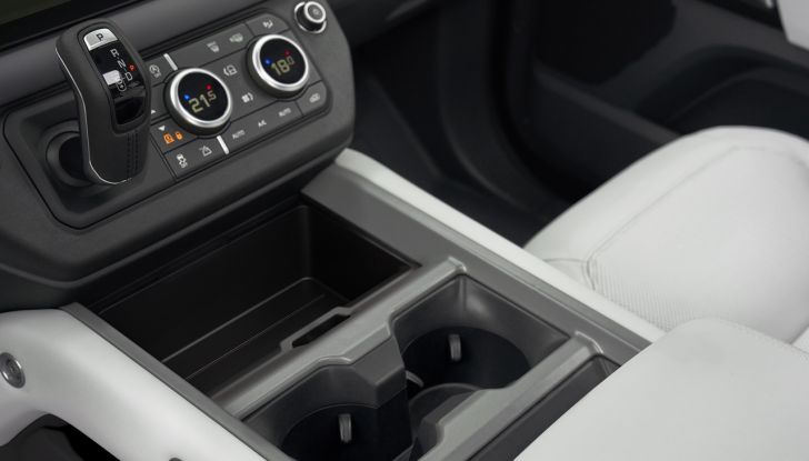Land Rover Defender 2025: caratteristiche, design, abitacolo, motori e pacchetti - Foto 103 di 119