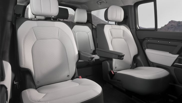 Land Rover Defender 2025: caratteristiche, design, abitacolo, motori e pacchetti - Foto 86 di 119