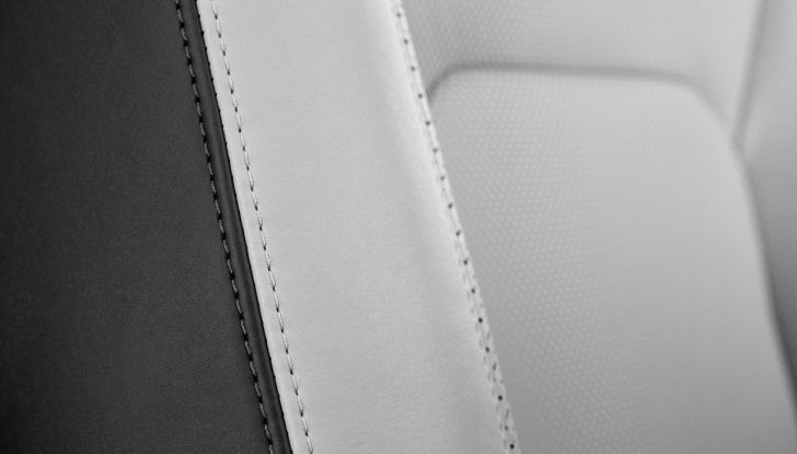 Land Rover Defender 2025: caratteristiche, design, abitacolo, motori e pacchetti - Foto 109 di 119