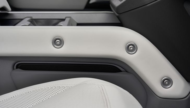 Land Rover Defender 2025: caratteristiche, design, abitacolo, motori e pacchetti - Foto 112 di 119