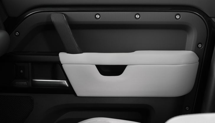 Land Rover Defender 2025: caratteristiche, design, abitacolo, motori e pacchetti - Foto 113 di 119