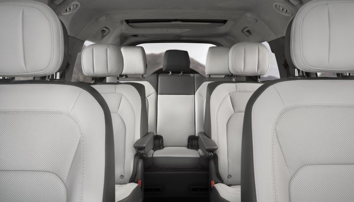 Land Rover Defender 2025: caratteristiche, design, abitacolo, motori e pacchetti - Foto 87 di 119