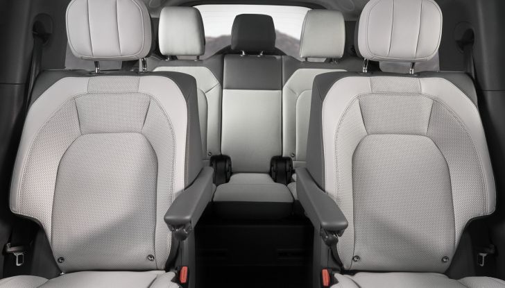 Land Rover Defender 2025: caratteristiche, design, abitacolo, motori e pacchetti - Foto 88 di 119