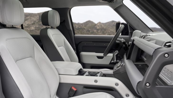 Land Rover Defender 2025: caratteristiche, design, abitacolo, motori e pacchetti - Foto 90 di 119