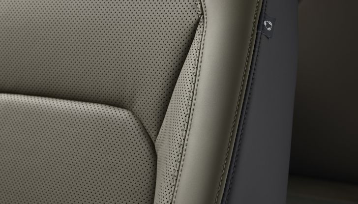 Land Rover Defender 2025: caratteristiche, design, abitacolo, motori e pacchetti - Foto 17 di 119