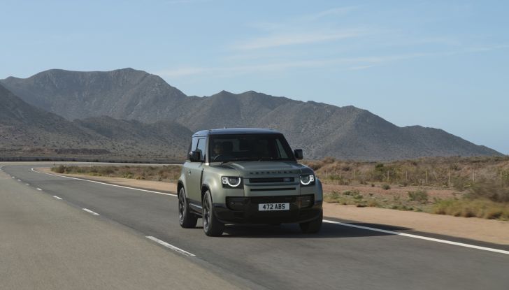 Land Rover Defender 2025: caratteristiche, design, abitacolo, motori e pacchetti - Foto 3 di 119