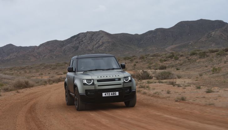 Land Rover Defender 2025: caratteristiche, design, abitacolo, motori e pacchetti - Foto 6 di 119