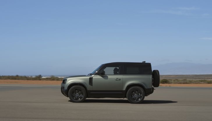 Land Rover Defender 2025: caratteristiche, design, abitacolo, motori e pacchetti - Foto 8 di 119