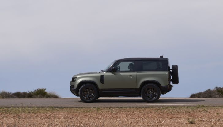Land Rover Defender 2025: caratteristiche, design, abitacolo, motori e pacchetti - Foto 10 di 119