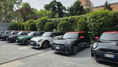 Nuova MINI Cooper 2024 benzina, prova su strada e prestazioni