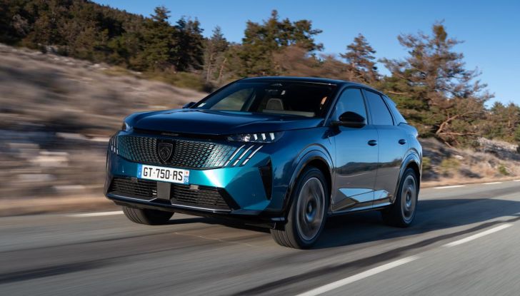 Peugeot 3008 Plug-in Hybrid: caratteristiche, design, abitacolo, motore, allestimenti e prezzi - Foto 2 di 6