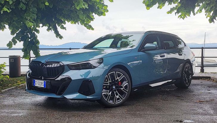 BMW Serie 5 Touring 2024: prova su strada della station wagon diesel ed elettrica - Foto 1 di 29