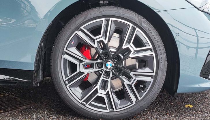 BMW Serie 5 Touring 2024: prova su strada della station wagon diesel ed elettrica - Foto 12 di 29