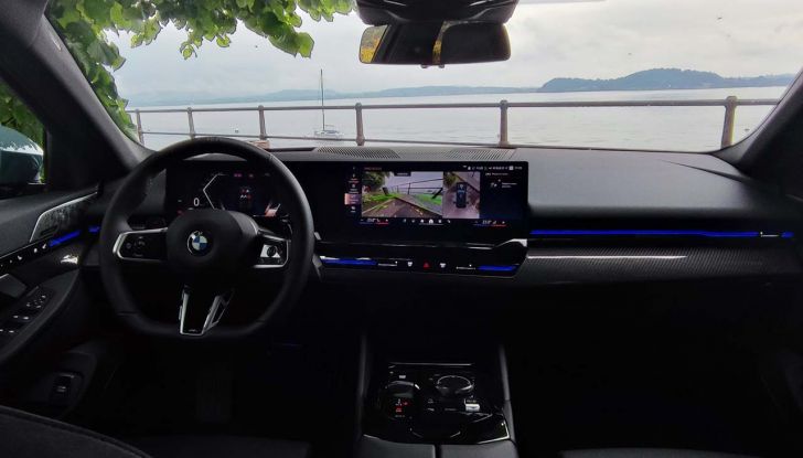 BMW Serie 5 Touring 2024: prova su strada della station wagon diesel ed elettrica - Foto 15 di 29