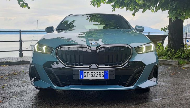 BMW Serie 5 Touring 2024: prova su strada della station wagon diesel ed elettrica - Foto 3 di 29