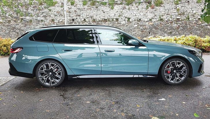 BMW Serie 5 Touring 2024: prova su strada della station wagon diesel ed elettrica - Foto 28 di 29