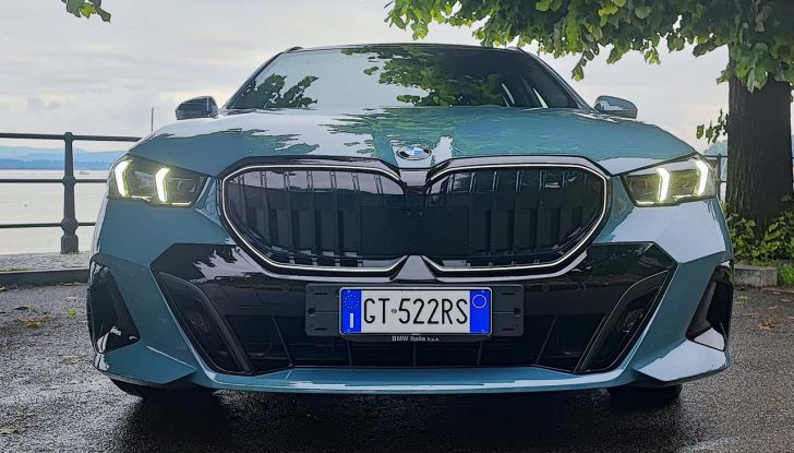 BMW Serie 5 Touring 2024: prova su strada della station wagon diesel ed elettrica - Foto 5 di 29