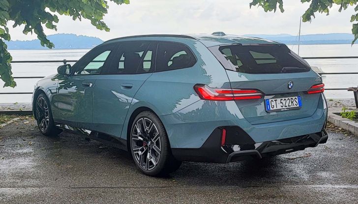 BMW Serie 5 Touring 2024: prova su strada della station wagon diesel ed elettrica - Foto 6 di 29