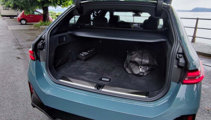 BMW Serie 5 Touring 2024: prova su strada della station wagon diesel ed elettrica - Foto 8 di 29