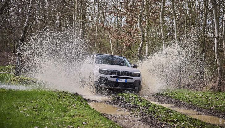 Jeep Avenger e-Hybrid 2024: caratteristiche, allestimenti e prezzi - Foto 2 di 23