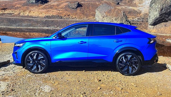 Renault Rafale 2024: prova su strada, allestimenti e prezzi del SUV coupé francese - Foto 2 di 35