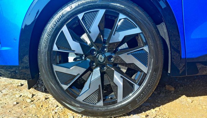 Renault Rafale 2024: prova su strada, allestimenti e prezzi del SUV coupé francese - Foto 6 di 35