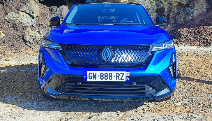 Renault Rafale 2024: prova su strada, allestimenti e prezzi del SUV coupé francese - Foto 7 di 35