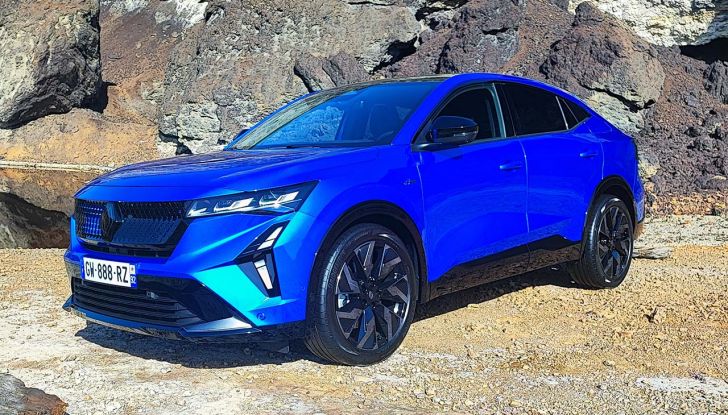 Renault Rafale 2024: prova su strada, allestimenti e prezzi del SUV coupé francese - Foto 8 di 35