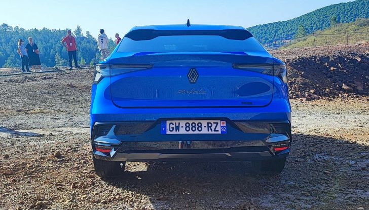 Renault Rafale 2024: prova su strada, allestimenti e prezzi del SUV coupé francese - Foto 9 di 35