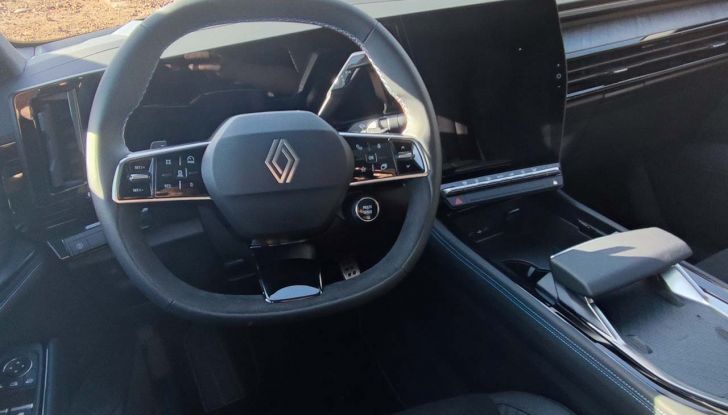 Renault Rafale 2024: prova su strada, allestimenti e prezzi del SUV coupé francese - Foto 16 di 35